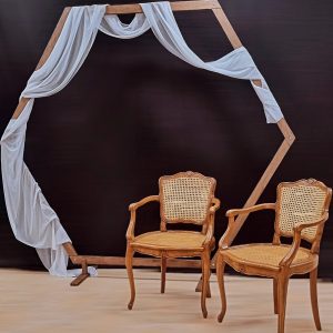 kit arche hexagonale en bois, 2 fauteuils et un pupitre.
