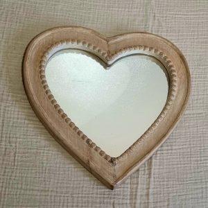 miroir en bois en forme de cœur