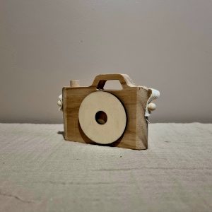 thème voyage : petit appareil photo en bois